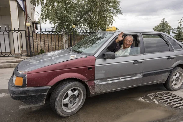 Каракол Кыргызстан Августа 2018 Года Дружелюбный Водитель Такси Своей Старой — стоковое фото