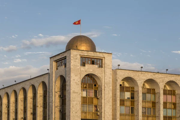 Gebouw in oosterse stijl tijdens zonsondergang in de buurt van Ala-ook Square. Bisjkek voorheen Froenze, is de hoofdstad en de grootste stad van de Kirgizische Republiek — Stockfoto