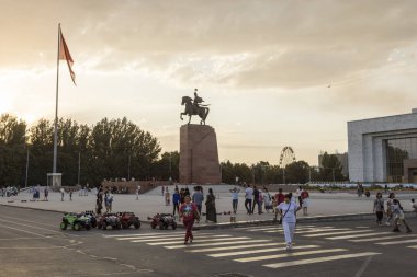 Bişkek, Kırgızistan 9 Ağustos 2018: Bişkek sakinleri boş zaman aktiviteleri için Tarih Müzesi önünde meydanında günbatımı karşılamak