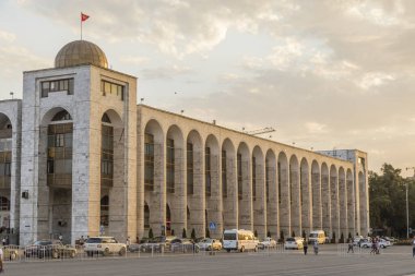 Bişkek, Kırgızistan 9 Ağustos 2018: oryantal tarzda Ala-çok Square yakınındaki günbatımı sırasında bina. Bişkek eski Frunze, Kırgız Cumhuriyeti başkenti ve en büyük olduğunu