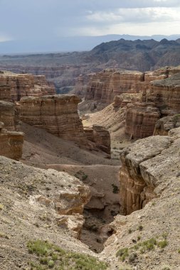 Kazakistan Almatı bölgedeki Çarın Kanyonu. Güzel bir gözlem güverteden kanyon manzarası