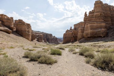 Çarın Kanyonu kırmızımsı kumtaşı kayalıklarla için içinde kez izlendi. Kanyon kaleler Vadisi olarak da adlandırılır ve Kazakistan'ın Almatı doğusunda yer alır.