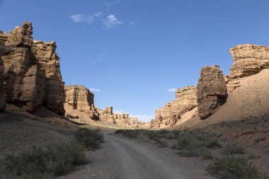 Çarın Kanyonu kırmızımsı kumtaşı kayalıklarla için içinde kez izlendi. Kanyon kaleler Vadisi olarak da adlandırılır ve Kazakistan'ın Almatı doğusunda yer alır.