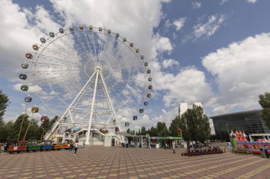 Astana, Kazakistan, 4 Ağustos 2018: dönme dolap Astana şehir küçük bir eğlence parkında