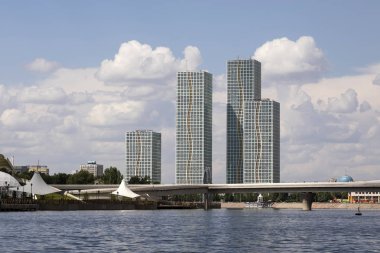 Astana, Kazakistan, 4 Ağustos 2018: Skyline şehir merkezindeki Astana-modern gökdelen ve yeşil nehir ile yaz aylarında