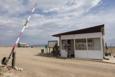 Almatı, Kazakistan, 7 Ağustos 2018: Giriş denetimine bozkır Kazakistan Milli Parkı Çarın kanyonda