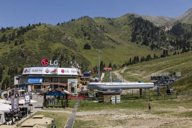 Almatı, Kazakistan, 6 Ağustos 2018: Yaz aylarında Ski Resort Şimbulak dağların orta istasyonu