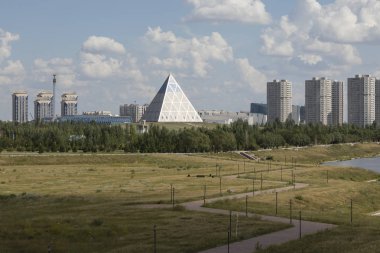 Shore Astana Barış Sarayı ile yeşil nehir ve uzlaşma içinde belgili tanımlık geçmiş