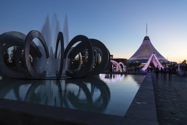 Astana, Kazakistan'ın günbatımı sırasında Nurzhol Bükreş, Aşk Çeşmesi