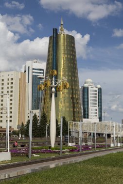 Astana, Kazakistan, 2 Ağustos 2018: Trafiğe kapalı alanda park ve Astana, Kazakistan ortasına altın kuleleri ile