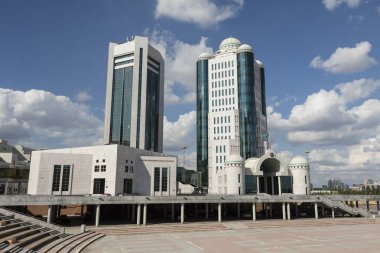 Astana, Kazakistan, 2 Ağustos 2018: İş bölgesi ile bakanlıkların Astana, Kazakistan merkezinde modern evler