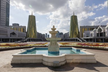 Astana, Kazakistan, 2 Ağustos 2018: Cam ve beton ana meydanında inşaat denilen Altın Kule ve idari binalar ve Çeşme kompleks bir görünümünü
