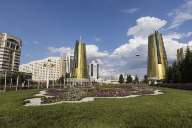 Astana, Kazakistan, 2 Ağustos 2018: The Colden Towers (bira kutuları) Astana, Kazakistan'ın başkenti olarak Ak Orda Cumhurbaşkanlığı Sarayı yakınında