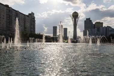 Astana, Kazakistan, 2 Ağustos 2018: Trafiğe kapalı alanda park ve merkezi Astana, Kazakistan Bayterek kulede