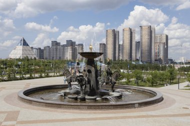 Astana, Kazakistan, 3 Ağustos 2018: Çeşme önünde Ulusal Müzesi ve Barış Sarayı ve uzlaşma içinde belgili tanımlık geçmiş