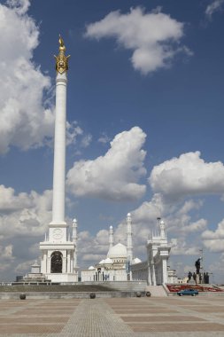 Astana, Kazakistan, 3 Ağustos 2018: Kazak Eli anıt Bağımsızlık Meydanı'Astana, Kazakistan'ın başkenti görünümü