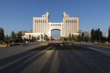 Astana, Kazakistan, 3 Ağustos 2018: Kompleks Ulusal Corporation Kazmunaigas Nurzhol Bulvar günbatımında sırasında bina