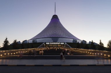 Astana, Kazakistan, 3 Ağustos 2018: Han Shatyr alışveriş merkezinde Astana günbatımı sırasında