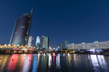 Astana, Kazakistan, 3 Ağustos 2018: Çeşme Nurzhol Bulvarı veya yeşil su Boulevard Astana şehir merkezinde aydınlatılmış