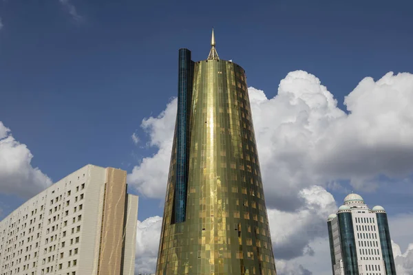 Las Torres Colden Latas Cerveza Cerca Del Palacio Presidencial Orda — Foto de Stock