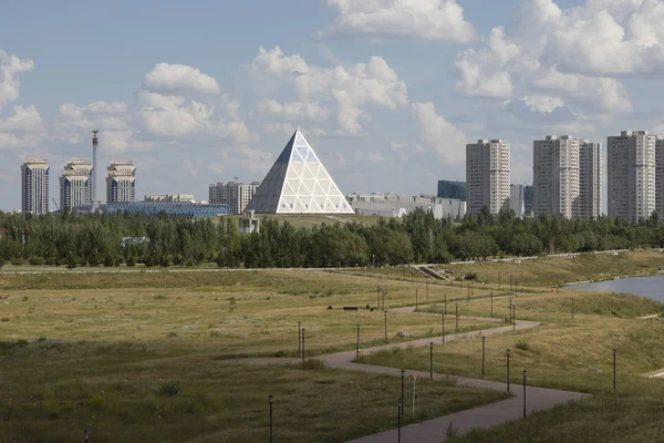 Ufer Des Yesil Astana Mit Dem Palast Des Friedens Und — Stockfoto