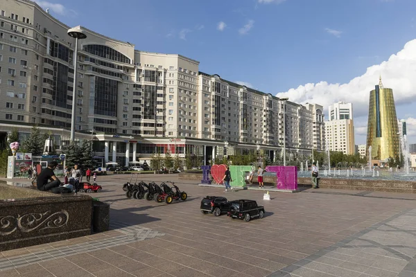 Astana Kazajstán Agosto 2018 Zona Peatonal Con Parque Torres Doradas — Foto de Stock