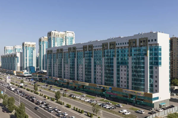Astana, Kazakistan, 2 Ağustos 2018: Astana, Kazakistan ortasına Sarayshik Caddesi üzerinde Modern konut ve iş binaları