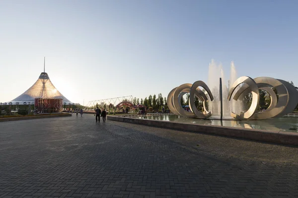 Astana Kazakhstan August 2018 Fountain Love Nurzhol Bulvard Khan Shatyr — Stock Photo, Image