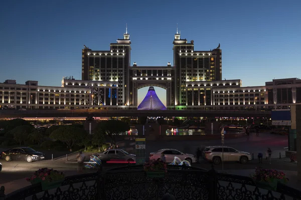 Astana, Kazakistan, 3 Ağustos 2018: Kompleks Ulusal Corporation Kazmunaigas Nurzhol Bulvar geceleri sırasında bina
