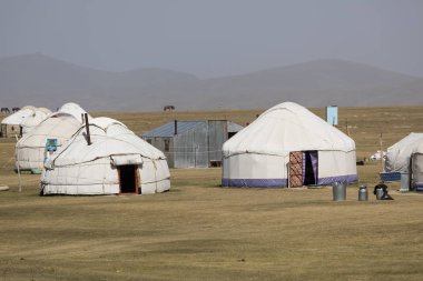 Şarkı Kul Gölü Kırgızistan'daki kampta geleneksel Yurt