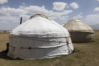 İki eski geleneksel yurts oğlu Kul göle Kırgızistan