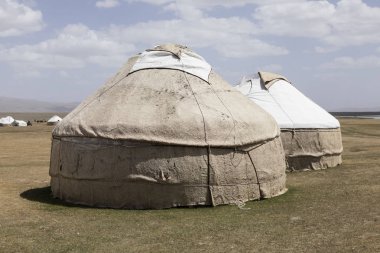 İki eski geleneksel yurts oğlu Kul göle Kırgızistan