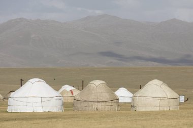 Kırgızistan'daki şarkı Kul gölde Tian Shan dağlarında yerleşme bir yurt