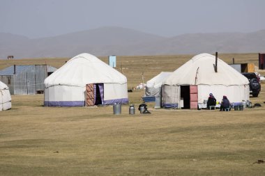 Şarkı Kul, Kırgızistan, 8 Ağustos 2018: Geleneksel Yurt şarkı Kul Gölü Kırgızistan'daki kampta