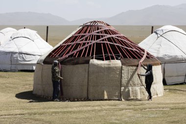 Şarkı Kul, Kırgızistan, 8 Ağustos 2018: Bir erkek ve bir kadın da, yeniden bir yurt şarkı Kul Gölü Kırgızistan'daki çatısı kapak