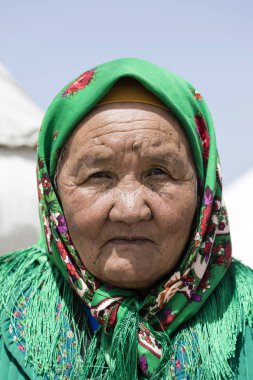 Şarkı Kul, Kırgızistan, 8 Ağustos 2018: Kırgızistan'daki şarkı Kul gölde bir başörtüsü giyen güzel bir Kırgız kadın portresi