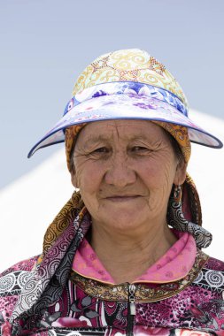 Şarkı Kul, Kırgızistan, 8 Ağustos 2018: Kırgızistan'daki şarkı Kul gölde bir şapka giymiş güzel bir Kırgız kadın portresi