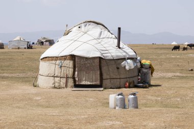 Şarkı Kul, Kırgızistan, 8 Ağustos 2018: Geleneksel Yurt şarkı Kul Gölü Kırgızistan'daki kampta