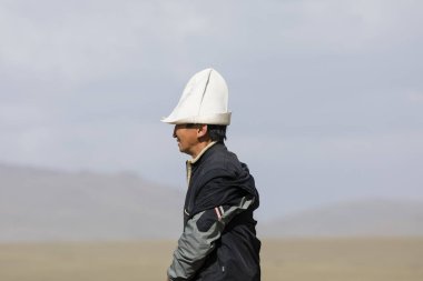 Şarkı Kul, Kırgızistan, 8 Ağustos 2018: Portre onun geleneksel şapka ile bir Kırgız tarafındaki