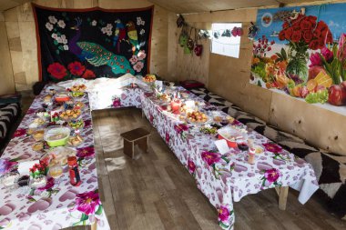 Şarkı Kul, Kırgızistan, 8 Ağustos 2018: Kırgızistan'daki şarkı Kul gölde bir yurt yerleşim soba ile yemek odası iç kadeh