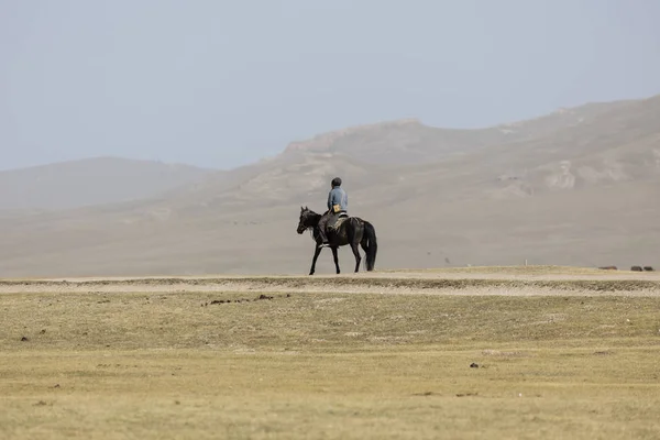 Song Kul Kyrgyzstan Augustus 2018 Man Rijdt Ontspannen Een Paard — Stockfoto