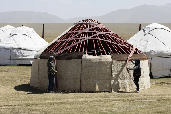 Song Kul Kyrgyzstan August 2018 Man Woman Cover Roof Yurt — Stock Photo, Image