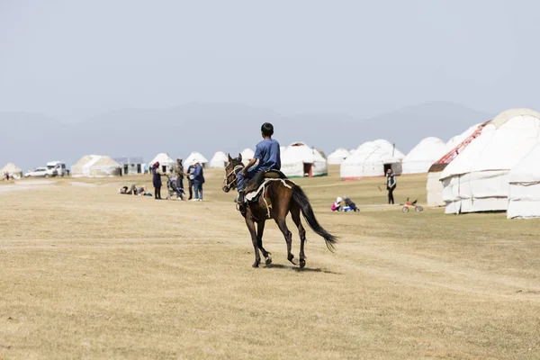 Song Kul Kirguistán Agosto 2018 Niño Monta Caballo Asentamiento Yurt —  Fotos de Stock