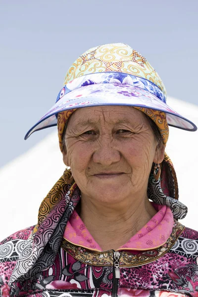 Song Kul Kirguistán Agosto 2018 Retrato Una Hermosa Mujer Kirguisa —  Fotos de Stock