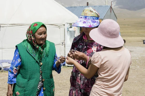 Song Kul Kyrgyzstan August 2018 Three Kyrgyz Women Discussing Front — Stock Photo, Image