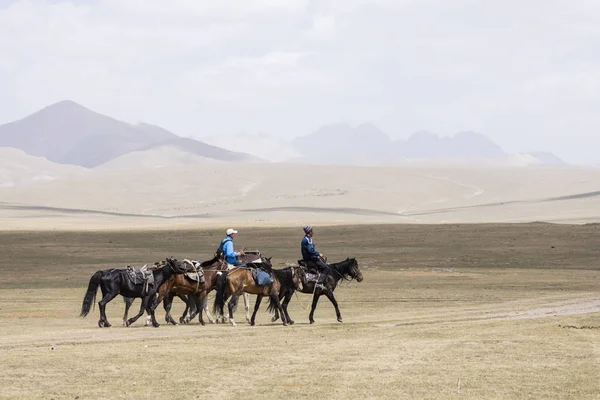 Song Kul Kyrgyzstán Srpen 2018 Dvě Kyrgyz Lidi Jezdit Koně — Stock fotografie