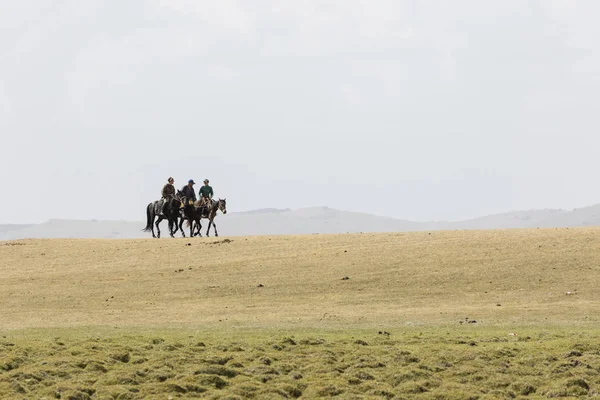 Song Kul Kyrgyzstan August 2018 Three Kyrgyz People Ride Horses — Stock Photo, Image