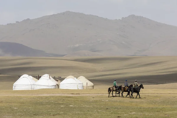 Song Kul Kyrgyzstán Srpen 2018 Tři Kyrgyz Lidi Jezdit Koně — Stock fotografie