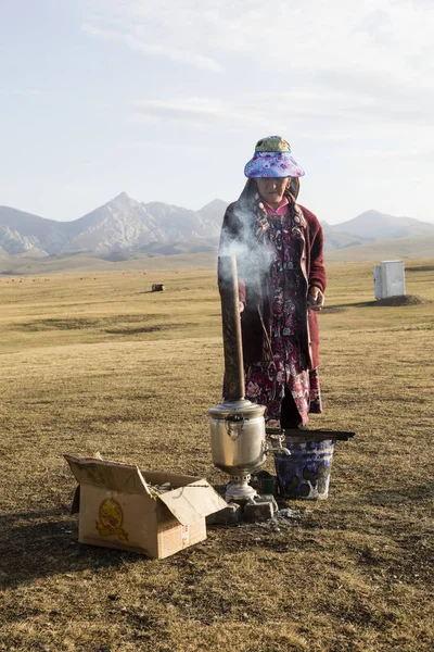 Kul キルギスタン 2018 キルギス女性にお茶を入れてサモワールが発生します 湖の歌 — ストック写真
