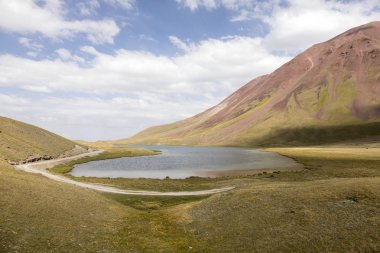 Tulpar Gölü Kırgızistan Pamir dağlarında